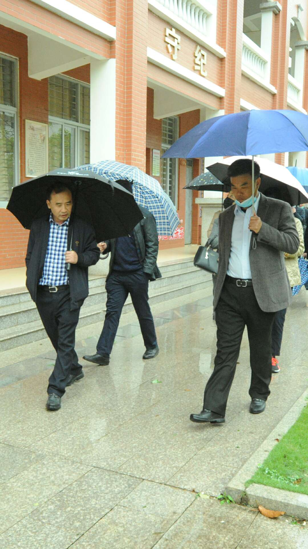 县长赖清正,副县长王也夫一行实地检查了荷山中学高三年级教室,学生